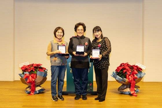 6일 연세대 동문회관에서 진행된 '위탁어머니를 위한 감사의 밤' 행사에서 왼쪽부터 안영희(59)·이정자(72)·강은정(52) 위탁모가 기념패를 들고 사진을 촬영하고 있다. 사진 동방사회복지회