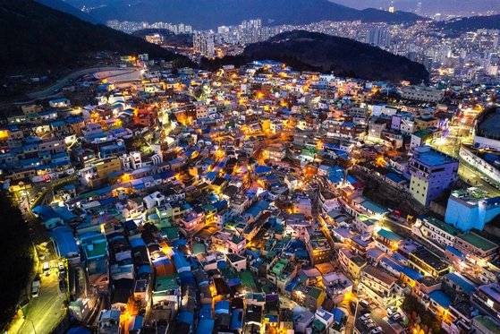 부산 사하구에 위치한 감천문화마을의 야경. 김경빈 기자
