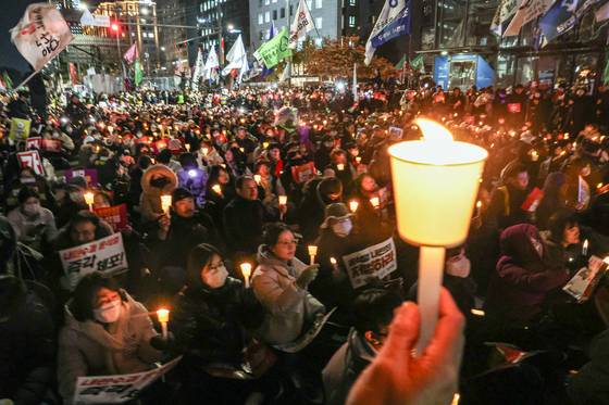 윤석열 대통령 탄핵소추안 국회 표결을 하루 앞둔 6일 오후 정권 퇴진을 요구하는 촛불 집회가 국회의사당 앞에서 열렸다. 이날 집회에는 경찰 추산 2만5000명의 시민이 참가했다. 최기웅 기자