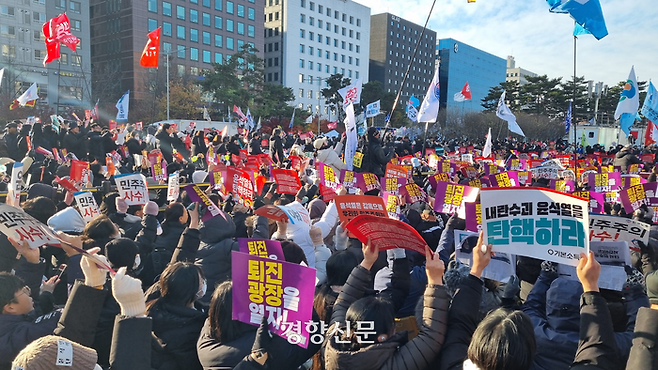 7일 서울 여의도 국회의사당 인근에서 열린 ‘윤석열 대통령 퇴진 촉구 범국민촛불대행진’에 참여한 시민들이 손팻말을 들어 보이고 있다. 강한들 기자