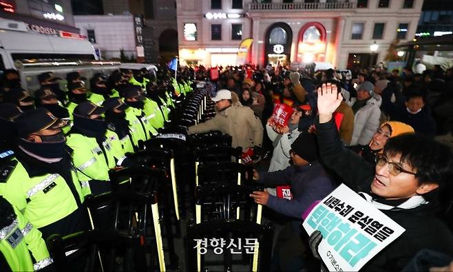 윤석열 대통령에 대한 탄핵소추안 표결이 진행된 7일 오후 서울 여의도 국민의힘 당사를 에워싼 시민들이 국민의힘 의원들의 탄핵소추안 표결 불참에 대해 항의를 하고 있다. 이준헌 기자