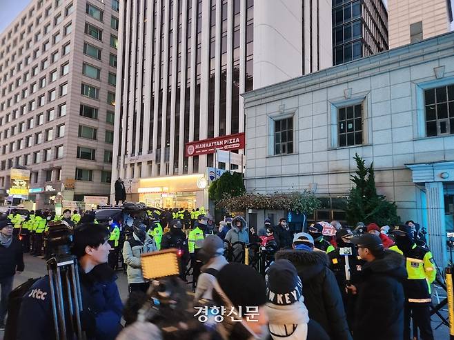 윤석열 대통령에 대한 탄핵소추안 표결이 진행된 7일 오후 서울 여의도 국민의힘 당사를 에워싼 시민들이 국민의힘 의원들의 탄핵소추안 표결 불참에 대해 항의를 하고 있다. 배시은 기자