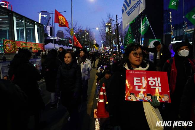 서울 여의도 국회 앞에 윤석열 대통령의 탄핵소추 가결을 촉구하는 시민들이 모였다. 사진=박효상 기자