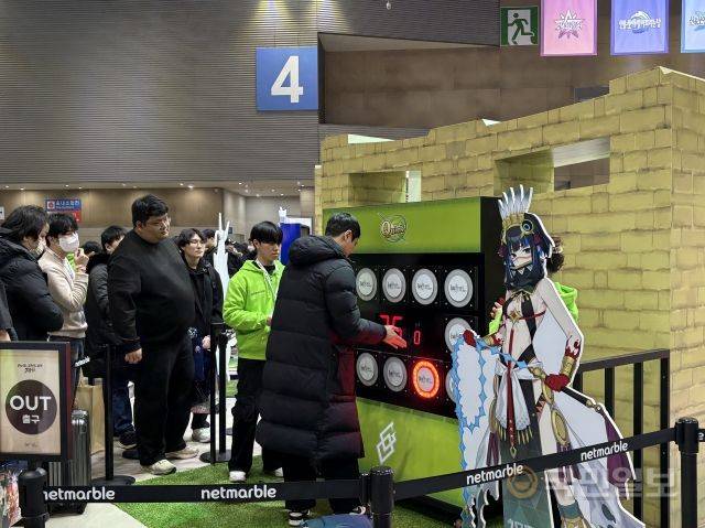 '페그오' 부스에서 체험하고 있는 유저들.