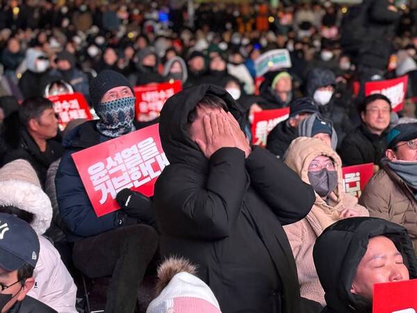 ▲ 7일 오후 국민의힘 의원들이 윤석열 대통령 탄핵소추안 표결을 앞두고 집단으로 국회 본회의장을 빠져나간 후 국회 앞 국회대로에서 생중계로 이를 지켜보던 시민들의 한숨섞인 한탄과 분노가 쏟아졌다. 한참동안 멍하니 생중계 화면을 바라보는 시민들도 있었다. 사진=윤유경 기자.