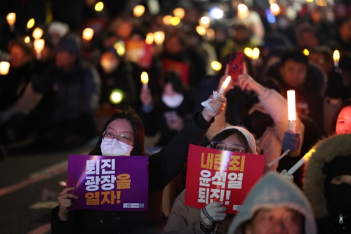 촛불 들고 국회 앞으로. [사진 출처 = 연합뉴스]