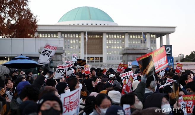 [서울=뉴시스] 김선웅 기자 = 6일 서울 여의도 국회의사당 앞에서 시민들이 윤석열 대통령 퇴진을 촉구하고 있다. 2024.12.06. mangusta@newsis.com /사진=김선웅