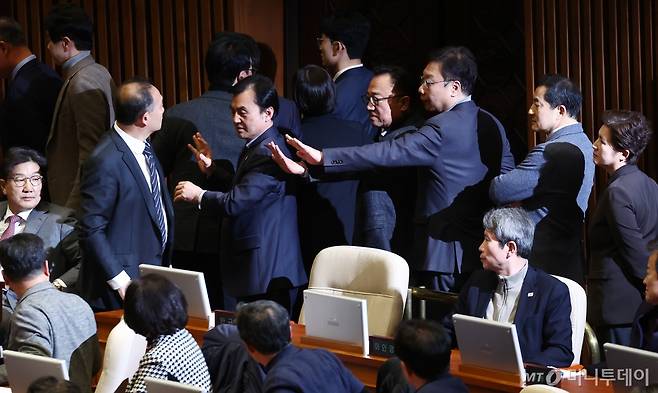 윤석열 대통령 탄핵·김건희 여사 특검법 표결을 앞둔 7일 오후 서울 여의도 국회에서 열린 본회의에서 김원이 더불어민주당 의원 등 여야 의원들이 갈등을 빚고 있다. 2024.12.7/사진=뉴스1 /사진=(서울=뉴스1) 김민지 기자