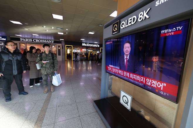 법조계가 윤석열 대통령의 대국민 사과를 일제히 비판하며 탄핵이 마땅하다는 의견을 냈다. 사진은 윤 대통령에 대한 국회 탄핵안 표결일인 7일 오전 서울역 대합실에서 시민들이 윤 대통령의 대국민 비상계엄 관련 담화를 시청하던 모습. /사진=뉴스1