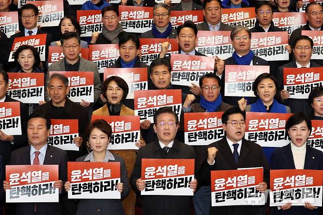 [서울=뉴시스] 조성우 기자 = 윤석열 대통령 탄핵소추안 표결일인 7일 오전 서울 여의도 국회 로텐더홀에서 열린 의원총회에서 이재명 더불어민주당 대표를 비롯한 의원들이 윤 대통령 담화 규탄 구호를 외치고 있다. 2024.12.07. xconfind@newsis.com