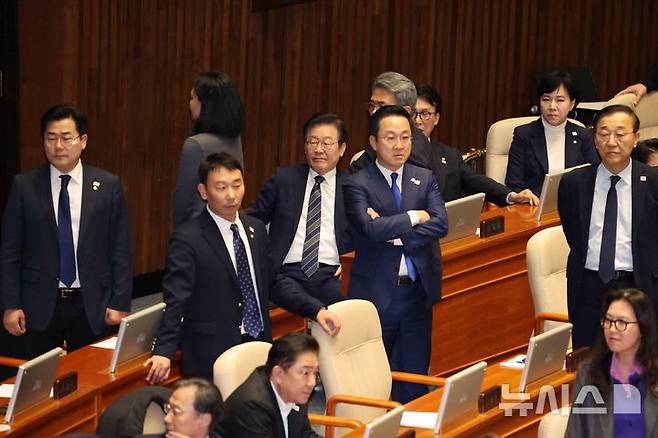 [서울=뉴시스] 조성우 기자 = 이재명(가운데) 더불어민주당 대표 등 지도부가 7일 오후 서울 여의도 국회에서 열린 제418회국회(정기회) 제17차 본회의에서 윤석열 대통령 배우자 김건희의 주가조작 사건 등의 진상규명을 위한 특별검사 임명 등에 관한 법률안 재의의 건 투표를 마치고 본회의장을 나가는 일부 국민의힘 의원들을 보며 심각한 표정을 짓고 있다. 2024.12.07. xconfind@newsis.com