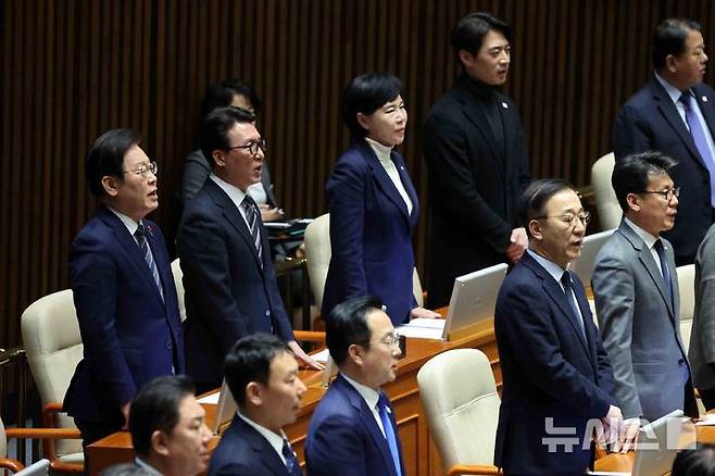 [서울=뉴시스] 조성우 기자 = 이재명(왼쪽) 더불어민주당 대표 등 의원들이 7일 오후 서울 여의도 국회에서 열린 제418회국회(정기회) 제17차 본회의에서 윤석열 대통령 탄핵소추안이 상정되자 본회의장을 나간 국민의힘 의원 이름을 호명하고 있다. 2024.12.07. xconfind@newsis.com