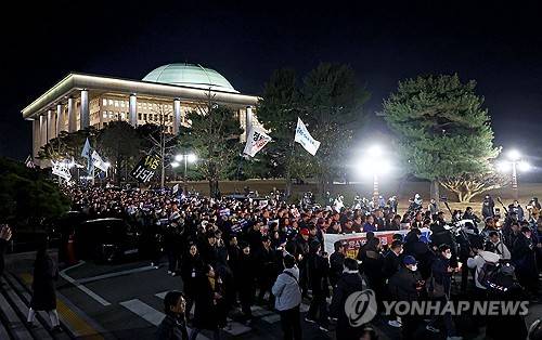 국회 촛불행진하는 시민들 4일 오후 서울 여의도 국회에서 열린 '윤석열 대통령 사퇴촉구 탄핵추진 범국민 촛불문화제