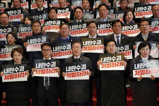 더불어민주당 이재명 대표를&nbsp;비롯한 의원들이 7일 윤석열 대통령에 대한 탄핵소추안이 부결된 직후 국회에서&nbsp;탄핵 촉구 및 국민의힘 규탄 대회를 하고 있다. 연합뉴스