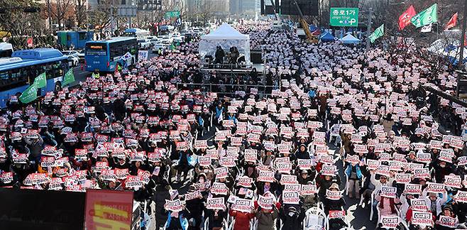 7일 오후 서울 종로구 동화면세점 앞에서 열린 보수단체 집회에서 참가자들이 피켓을 들고 함성을 외치고 있다. [뉴시스]