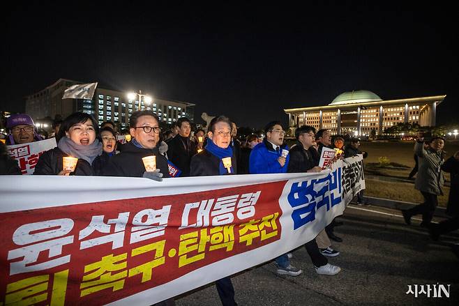 12월4일 서울 여의도 국회에서 촛불문화제가 열리고 있다. ⓒ김흥구