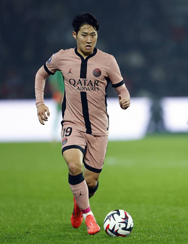 ▲ 파리 생제르맹(PSG)은 7일(한국시간) 오세르의 스타드 드 라베 데샹에서 펼친 2024-25시즌 프랑스 리그앙 14라운드에서 오세르와 0-0으로 비겼다. 이강인은 67분을 뛰며 키패스 4개를 기록했지만 공격 포인트는 올리지 못했다. ⓒ 연합뉴스/REUTERS