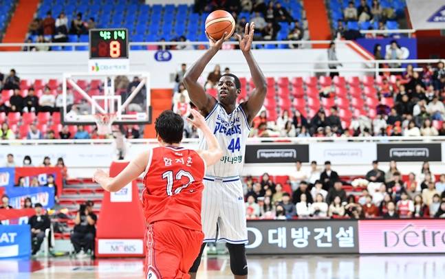 한국가스공사 앤드류 니콜슨이 슛을 시도하고 있다. /사진=KBL 제공