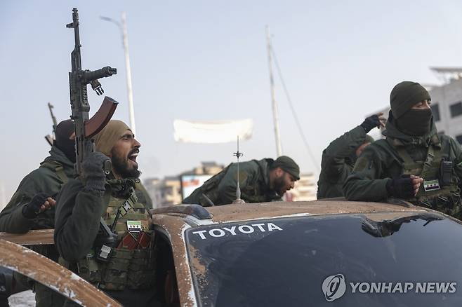 하마 장악한 시리아 반군 (AP 연합뉴스) 6일(현지시간) 시리아 중부 거점도시 하마를 장악한 반군. 2024.12.7 dk@yna.co.kr