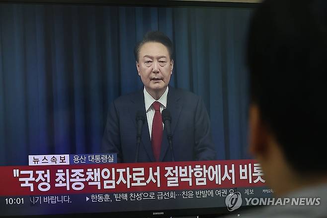 대통령 담화 지켜보는 시민들 (서울=연합뉴스) 김성민 기자 = 윤석열 대통령이 대국민 담화를 통해 비상계엄 사태에 대한 입장을 직접 표명한 7일 오전 서울 시내 한 가정집에서 시민들이 관련 방송을 지켜보고 있다. 2024.12.7 ksm7976@yna.co.kr