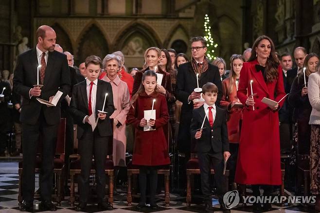 웨스트민스터 사원 크리스마스 캐럴 예배 참석한 왕세자 가족 [AP 연합뉴스]