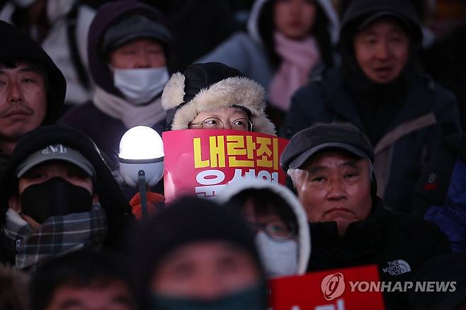 범국민촛불대행진 (서울=연합뉴스) 임헌정 기자 = 7일 오후 서울 여의도 국회 앞에서 열린 '내란죄 윤석열 퇴진! 국민주권 실현! 사회대개혁! 범국민촛불대행진'에서 참가자들이 손팻말을 들어 보이고 있다. 2024.12.7 kane@yna.co.kr