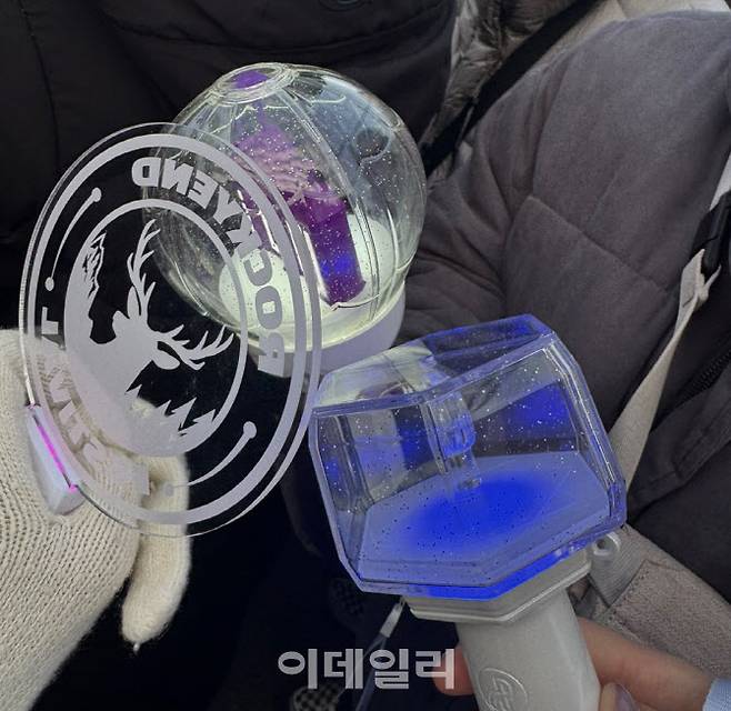 7일 오후 서울 영등포구 여의도 국회 앞에서 열린 대규모 집회에서 시민들이 각자 응원봉을 들고 윤석열 정부 규탄에 동참했다. (사진=독자 제공)