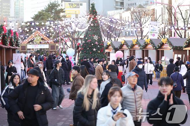 6일 오후 서울 마포구 홍대 레드로드에서 열린 '12월 동행축제'에서 시민들이 부스를 둘러보고 있다. 중소벤처기업부는 오는 8일까지 12월 동행축제 개막행사를 열고 중소기업·소상공인 제품 홍보·판매관을 운영한다. 2024.12.6/뉴스1 ⓒ News1 신웅수 기자