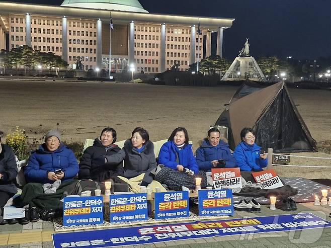 더불어민주당 소속 의원들이 국회 정문 앞에서 '윤석열 즉각 탄핵과 한동훈·한덕수 친위쿠데타 저지를 위한 비상단식농성'을 진행하고 있는 모습 ⓒ 뉴스1 한병찬 기자