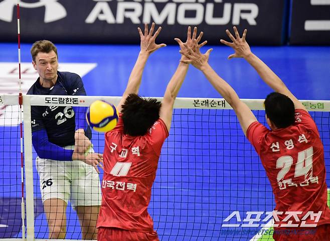 8일 수원체육관에서 열린 배구 V리그 남자부 한국전력과 대한항공의 경기. 대한항공 막심이 한국전력 블로킹을 앞에 두고 스파이크를 날리고 있다. 수원=송정헌 기자songs@sportschosun.com/2024.12.08/