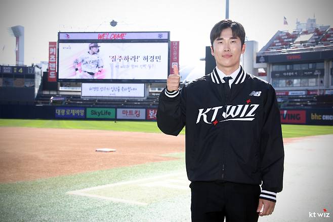 KT와 계약한 뒤 포즈를 취한 허경민. 사진제공=KT 위즈