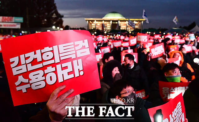 윤석열 대통령 탄핵소추안이 국민의힘의 집단 표결 불참으로 투표 자체가 불성립된 7일 저녁 서울 여의도 국회앞에서 열린 '범국민 촛불 대행진'에 참석한 시민들이 윤석열 대통령 퇴진을 촉구하며 구호를 외치고 있다. /장윤석 기자