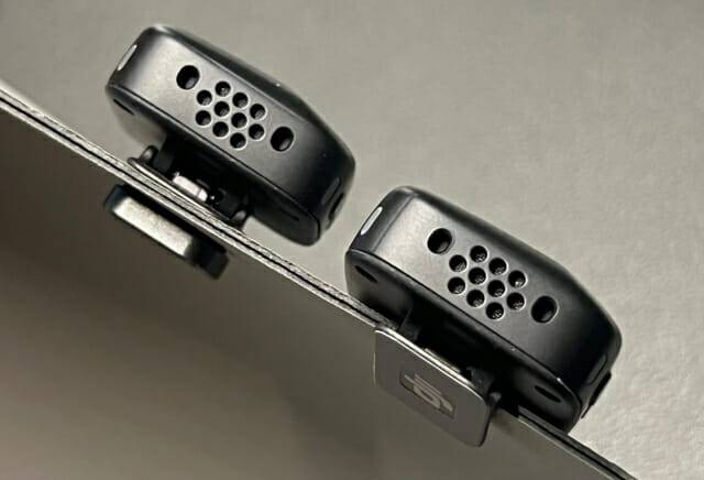 DJI 마이크 미니 송신기를 부착한 모습. 왼쪽은 마그넷, 오른쪽은 클립온 방식. (사진=지디넷코리아 신영빈 기자)