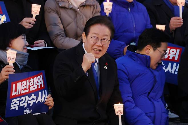 4일 오후 서울 여의도 국회에서 열린 윤석열 대통령 사퇴 촉구·탄핵 추진 범국민 촛불문화제에서 이재명 더불어민주당 대표가 촛불을 들고 구호를 외치고 있다. 뉴시스