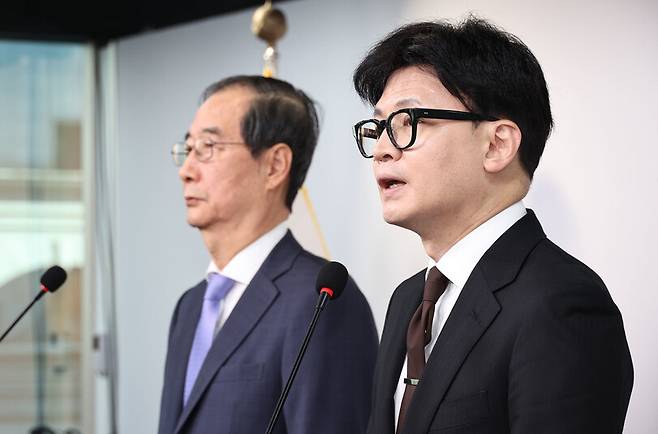 한덕수 국무총리와 한동훈 국민의힘 대표가 8일 오전 서울 여의도 국민의힘 당사에서 국정 수습 방안을 담은 공동 담화문을 발표하고 있다. 윤운식 선임기자 yws@hani.co.kr