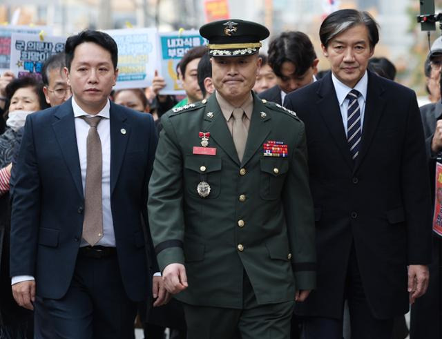 채 상병 순직 사건을 수사하다가 보직 해임된 박정훈 대령(전 해병대 수사단장)과 조국 조국혁신당 대표가 지난달 21일 서울 용산구 중앙지역군사법원에서 열리는 항명과 상관 명예훼손 혐의에 관한 결심 공판에 출석하기 앞서 기자회견에 참석하고 있다. 뉴시스