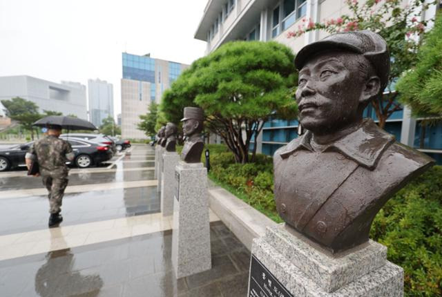 국방부가 육군사관학교 교내뿐 아니라 국방부 청사 앞에 설치된 홍범도 장군 흉상에 대해서도 필요시 이전을 검토하고 있다고 밝힌 지난해 8월 28일 서울 용산구 국방부 청사 앞에 설치된 고 홍범도 장군 흉상 모습. 연합뉴스