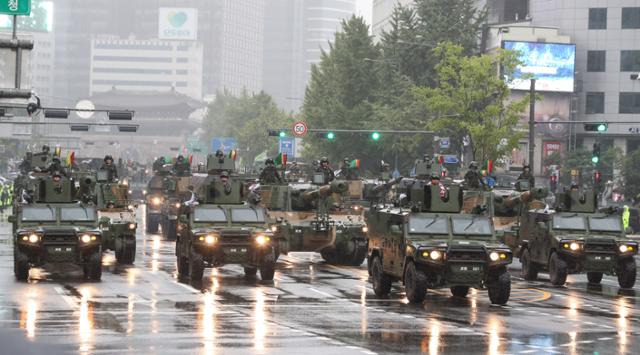 지난 2023년 9월 26일 건군 75주년 국군의날 기념행사가 서울 중구 세종대로 일대에서 진행되는 가운데 기계화 부대 군장병들이 시가행진을 벌이고 있다. 한국일보 자료사진