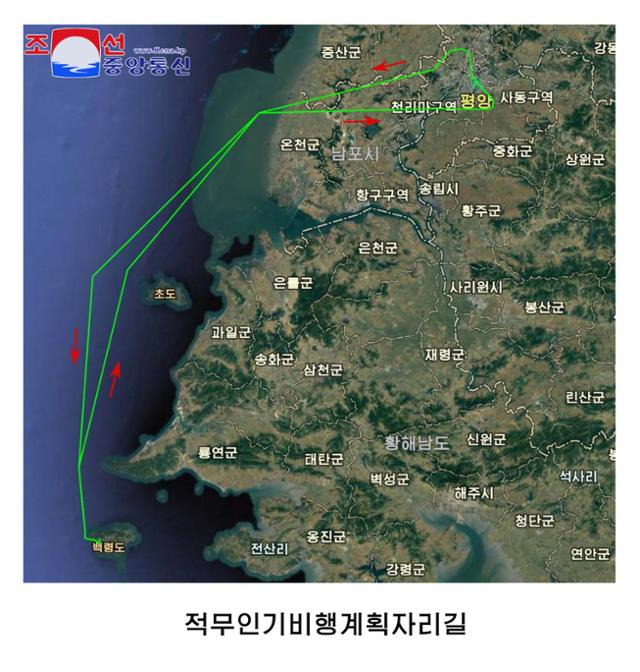 북한 국방성 대변인이 지난 10월 평양에 추락한 무인기를 분해해 비행조종프로그램을 분석한 결과 서해 백령도가 이륙 지점인 것을 확인했다며 비행경로 그래픽을 제시했다. 평양=조선중앙통신 연합뉴스