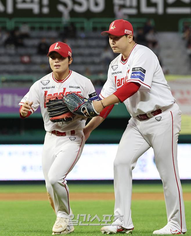 2024 KBO리그 프로야구 SSG 랜더스와 LG 트윈스의 경기가 28일 오후 인천SSG랜더스필드에서 열렸다. 5회초 2사 문보경의 안타성 타구를 잡아 아웃시키며 이닝을 마친 2루수 정준재를 박민호가 맞이하고 있다. 인천=김민규 기자 mgkim1@edaily.co.kr /2024.05.28/