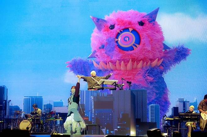 일본의 2인조 밴드 요아소비(YOASOBI)가 지난 7일 인천 인스파이어 아레나에서 내한 콘서트 ‘요아소비 아시아 투어 2024-2025 초현실’을 열고 무대를 선보이고 있다. 리벳(LIVET) 제공