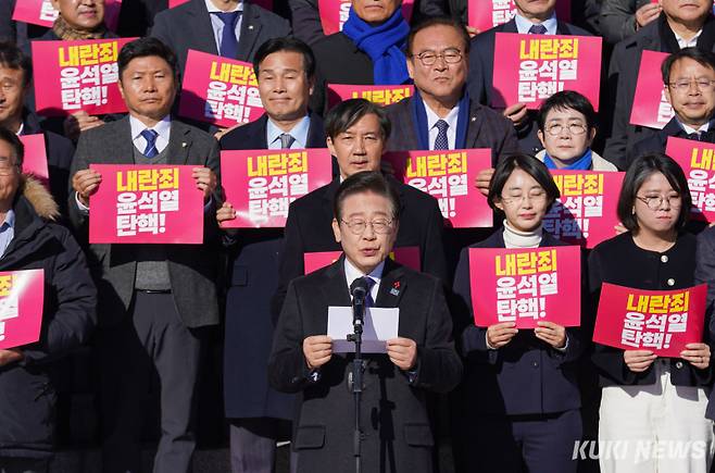 지난 6일 서울 여의도 국회 본청 앞 계단에서 ‘국민의힘 규탄 및 탄핵소추안 가결 촉구 제 시민사회 및 야5당 공동기자회견’이 열렸다. 사진=유희태 기자