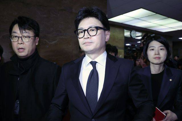 국민의힘 한동훈 대표가 7일 밤 서울 여의도 국회에서 윤석열 대통령 탄핵소추안 표결 무산에 대한 입장을 밝힌 뒤 외부로 나가고 있다. 연합뉴스