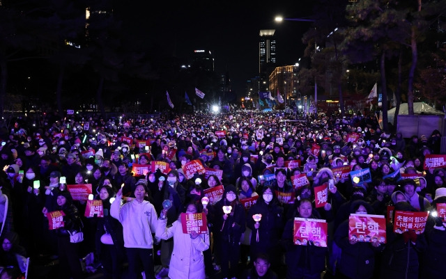 7일 오후 서울 여의도 국회의사당 앞에서 열린 윤석열 퇴진 집회에서 시민들이 응원봉을 들고 K팝 음악에 맞춰 구호를 외치고 있다. 연합뉴스