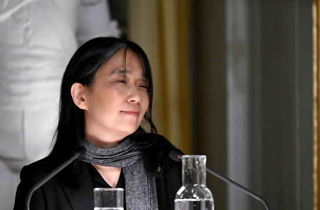 올해 노벨문학상을 수상한 한강 작가가 7일(현지시간) 스웨덴 한림원에서 강연하는 모습. 한강 작가의 이날 강연 제목은 ‘빛과 실’이었다. [AFP·연합뉴스]