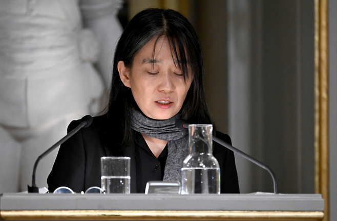 올해 노벨문학상을 수상한 한강 작가가 7일(현지시간) 스웨덴 한림원에서 강연하는 모습. 한강 작가는 여덟 살 때 쓴 일기장으로 강연의 서두를 열었다. [AFP·연합뉴스]