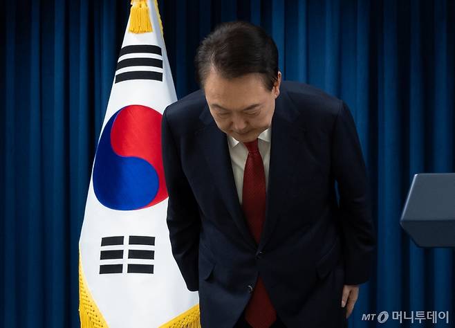 [서울=뉴시스] 조수정 기자 = 윤석열 대통령이 7일 서울 용산 대통령실 청사에서 국회 본회의 대통령 탄핵소추안 표결을 앞두고 대국민 담화를 발표하며 고개숙여 사과하고 있다. (사진=대통령실 제공) 2024.12.07. chocrystal@newsis.com  *재판매 및 DB 금지 /사진=조수정