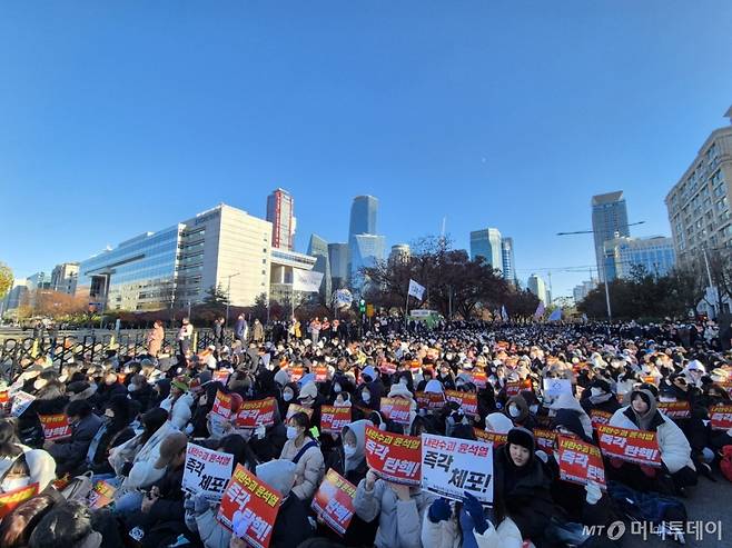 8일 오후 서울 여의도 국회의사당 앞 의사당대로에서 열린 촛불집회에 시민들이 참석했다. /사진=박진호 기자
