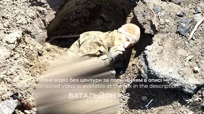 지난 5일 우크라이나 육군 54기계화여단소속 K-2대대에서 운영하는 SNS에 드론으로 포착한 러시아군의 마지막 모습이 담겼다. 사진은 포착된 러시아 군인이 담배를 피우고 싶다는 제스처를 취하는 모습. /사진=유튜브 캡처