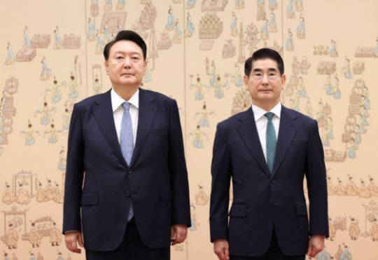 충암고 졸업생이자 지난 3일 비상계엄 사태의 핵심으로 꼽히는 윤석열 대통령과 김용현 국방장관. 연합뉴스